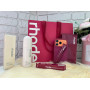 Бордовий подарунковий набір Rhode Raspberry Jelly: чохол для iPhone, блиск для губ, спрей для обличчя Rhode Glazing Mist та фірмовий пакет. Стильний готовий подарунок.